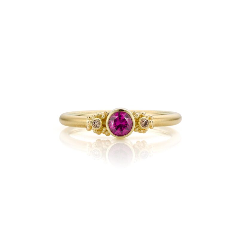 Elevance met paarse granaat en bruine diamant