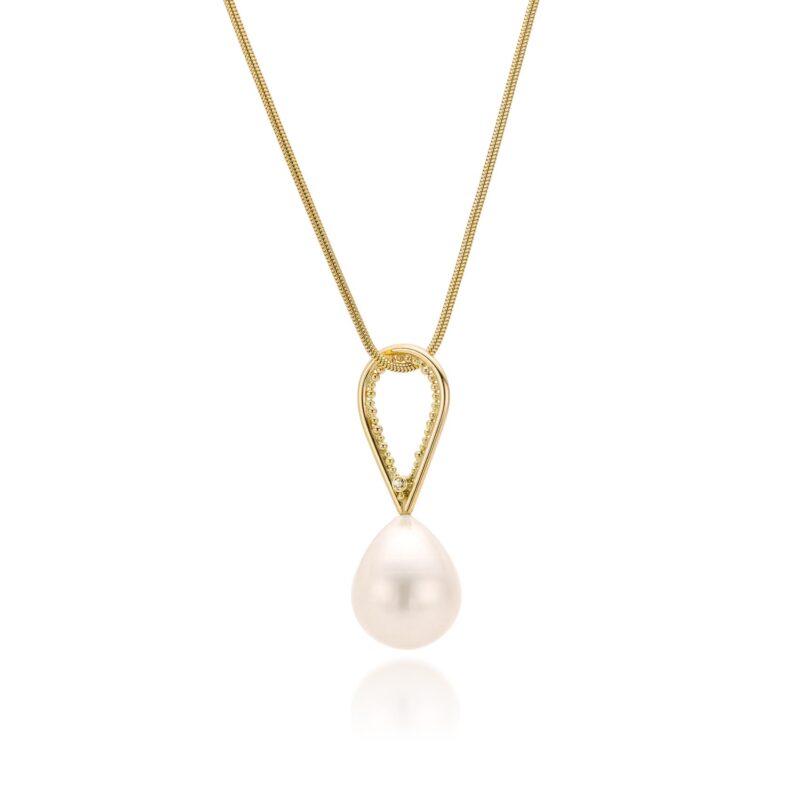 Inside Out hanger met witte zoetwater parel en diamant