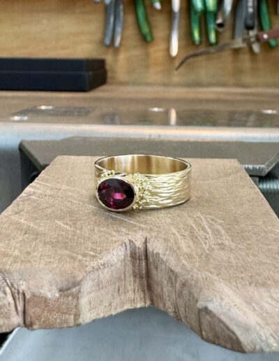 Granaat edelsteen – handgemaakte gouden ring met rhodoliet, ontworpen door goudsmid Sarah Kobak.