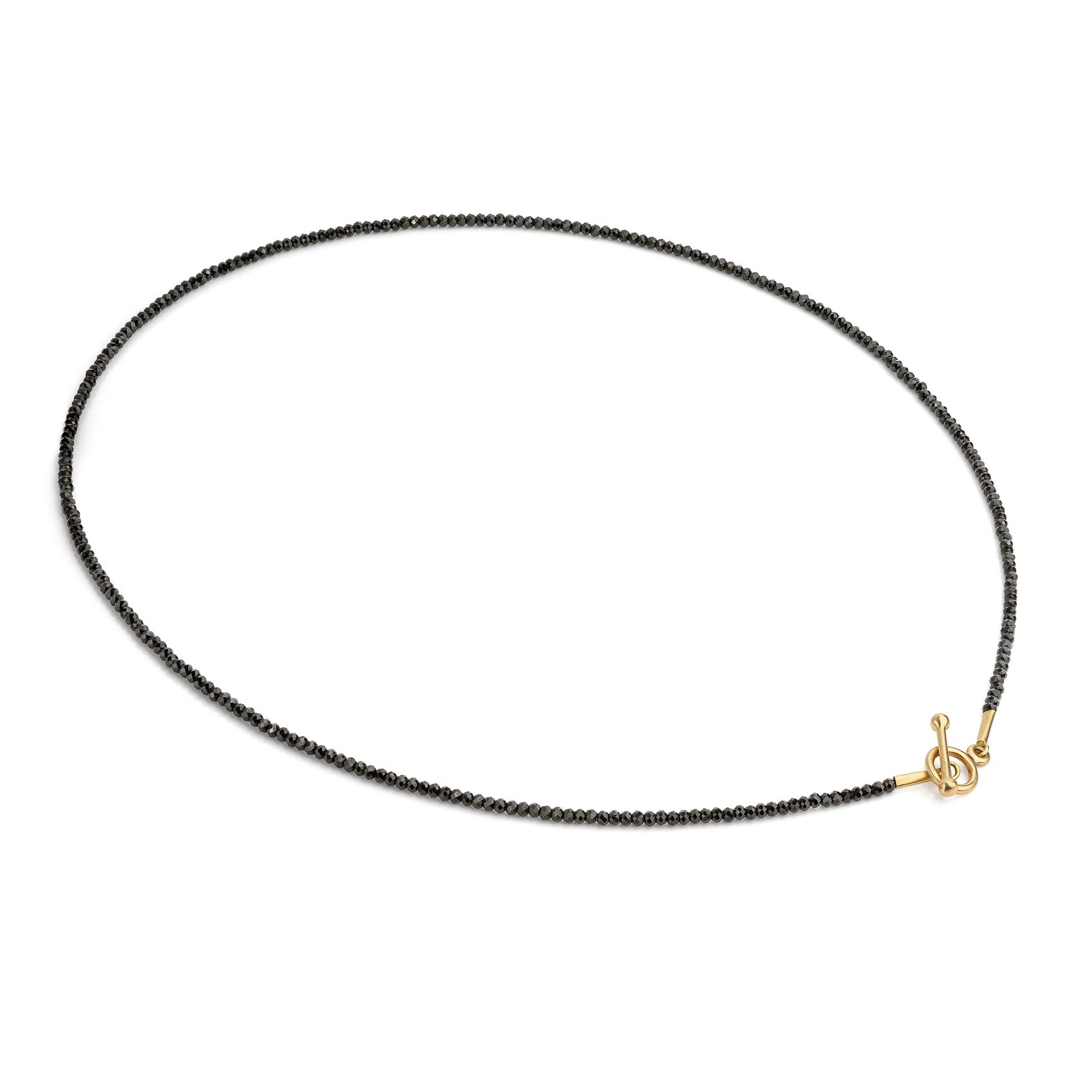 Een collier van zwarte spinel edelsteen en een gouden sluiting.