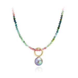 Inside out hanger met parel aan collier van toermalijn