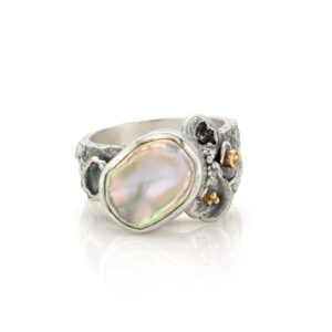 Handgemaakte ring Aurargent Faera van zilver en goud met keshi parel en granules, schuin zijaanzicht