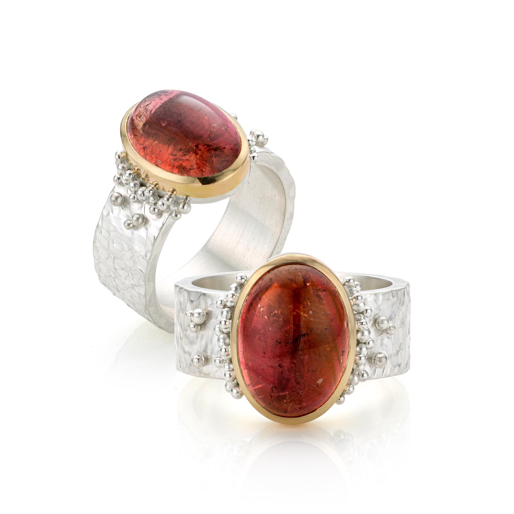 Twee keer Aurargent Elsa ring van zilver en goud met roze toermalijn en granules, gecombineerd in beeld