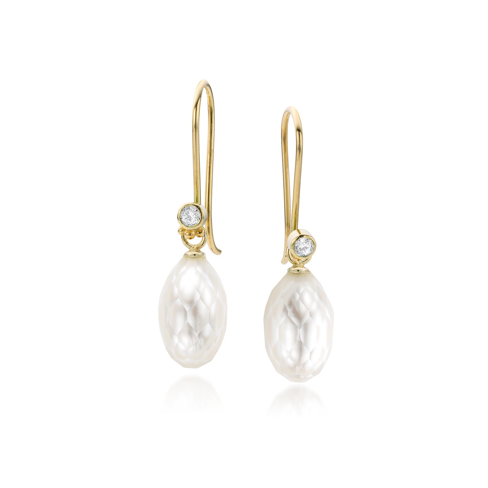 Oorbellen met witte parel gefaceteerd aan gouden oorhaken