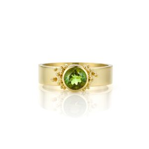 Sirius ring met rond geslepen groene toermalijn en granules