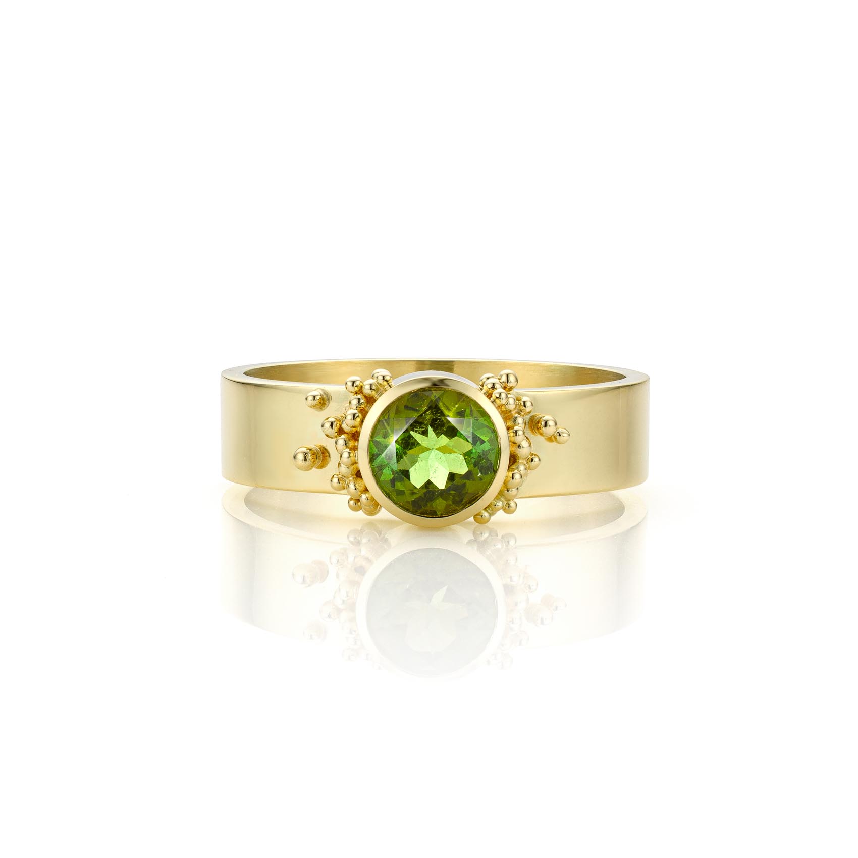 Sirius ring met rond geslepen groene toermalijn en granules
